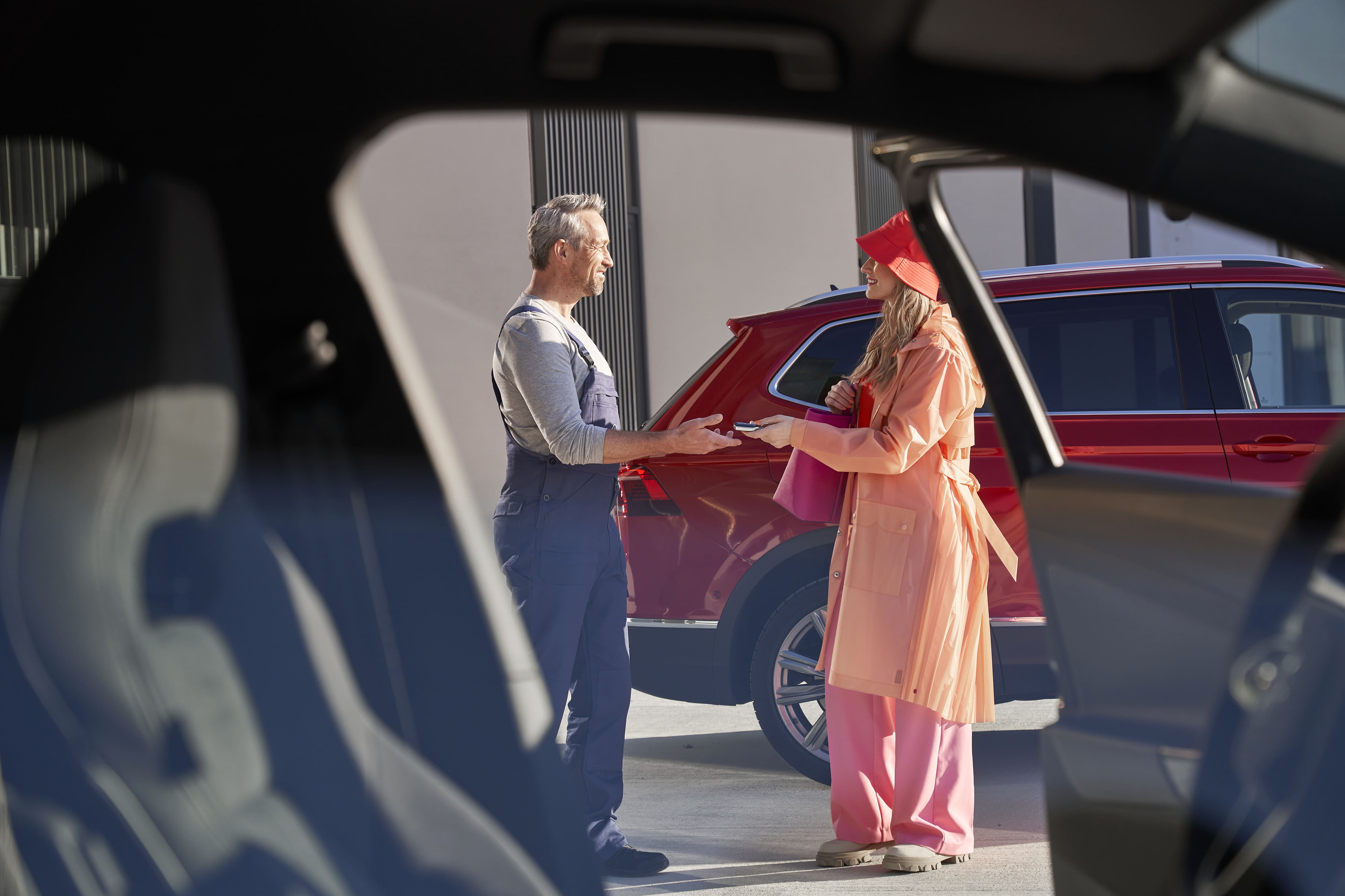 Tecnico Volkswagen che consegna ad una donna una vettura sostitutiva